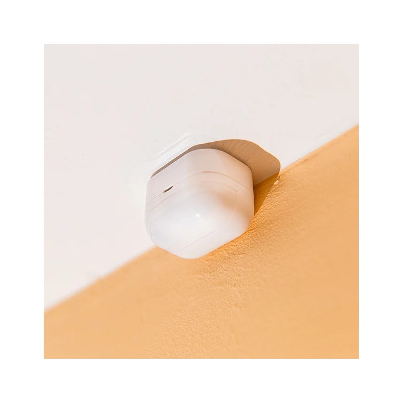 Shelly BLU Motion - czujnik ruchu Bluetooth, biały, zamontowany na ścianie. Monitoring i automatyzacja bez kabli.