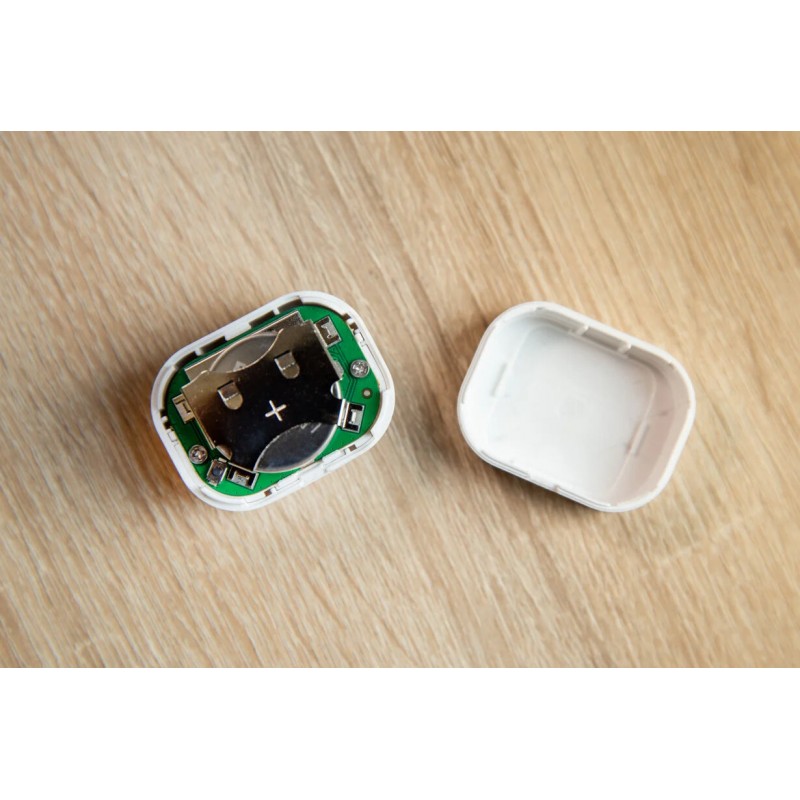 Shelly BLU Motion – czujnik ruchu Bluetooth bez kabli. Zdjęcie wnętrza urządzenia: płyta PCB, bateria CR2032.