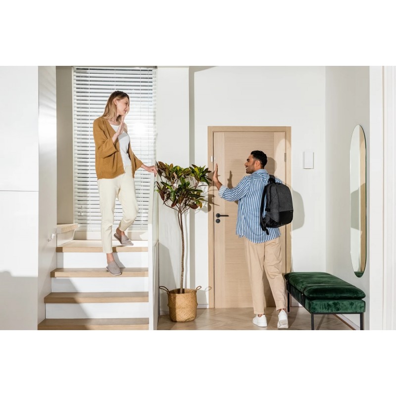 Czujnik Aqara Door & Window Sensor P2 - mężczyzna przy drzwiach, nowoczesne wnętrze. Bezpieczeństwo domu.