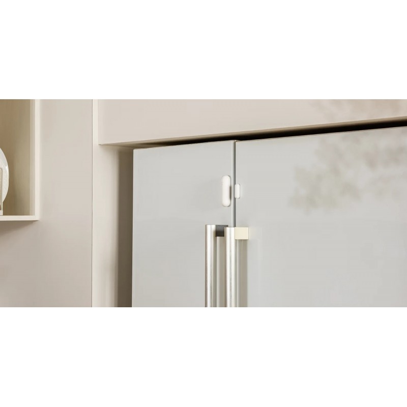 Czujnik Aqara Door & Window Sensor P2, biały - zdjęcie lodówki i półki z naczyniem.