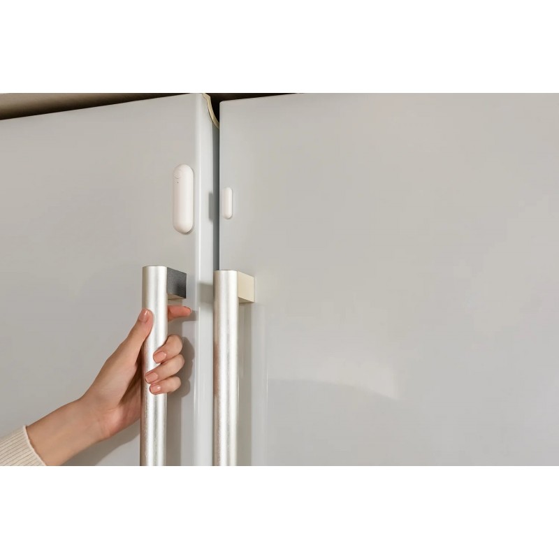 Czujnik Aqara Door & Window Sensor P2 - białe naklejki magnetyczne na lodówce, demonstracja działania.