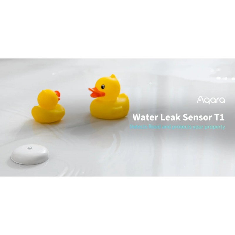 Czujnik zalania Aqara Water Leak Sensor T1 w wannie, biały okrągły czujnik z kaczkami. Wykrywa wycieki wody.