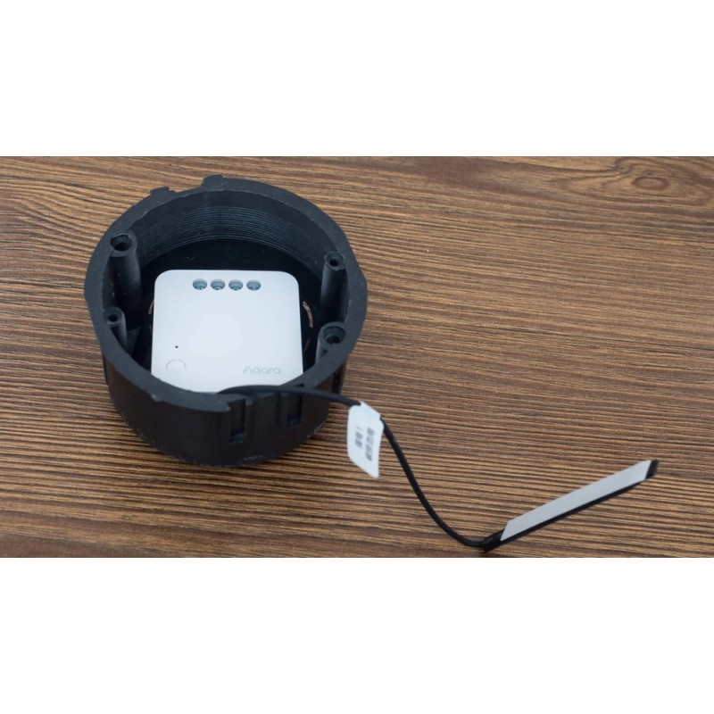 Aqara Czujnik CO2 - zdjęcie produktu Czujnik CO2 Aqara - biały moduł w obudowie na drewnianym blacie, diody LED i kabel z czujnikiem. Pomiar stężenia CO2.