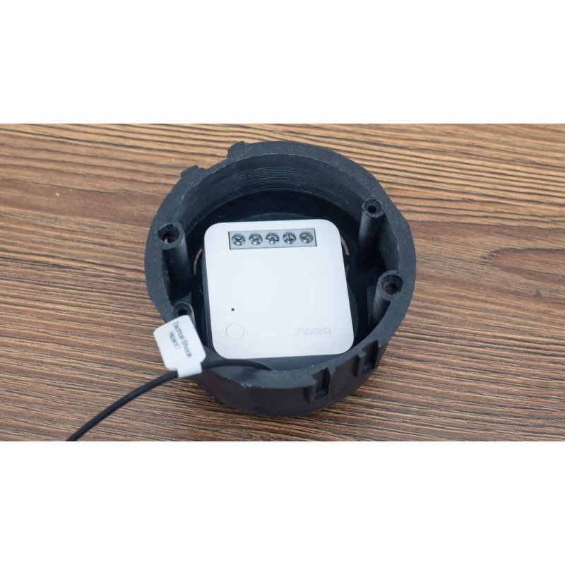 Aqara Single Switch Module T1 - biały moduł przekaźnikowy w czarnej obudowie, etykieta SmartDock. Sterowanie Zigbee.