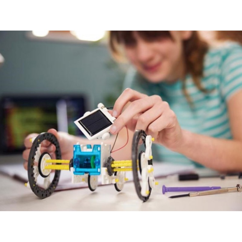 Zestaw KSR13: Młody człowiek buduje robota solarny. Edukacyjna zabawa STEM dla młodzieży i dorosłych.