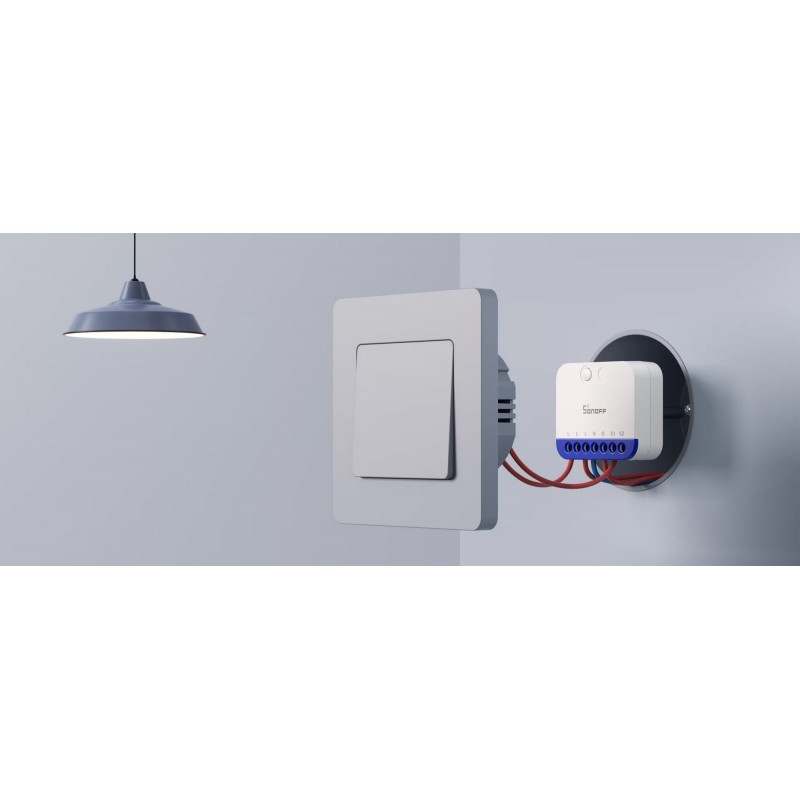 SONOFF MINI-DIM – inteligentny ściemniacz WiFi Matter. Biały sterownik Sonoff zamontowany na ścianie, gotowy do podłączenia.