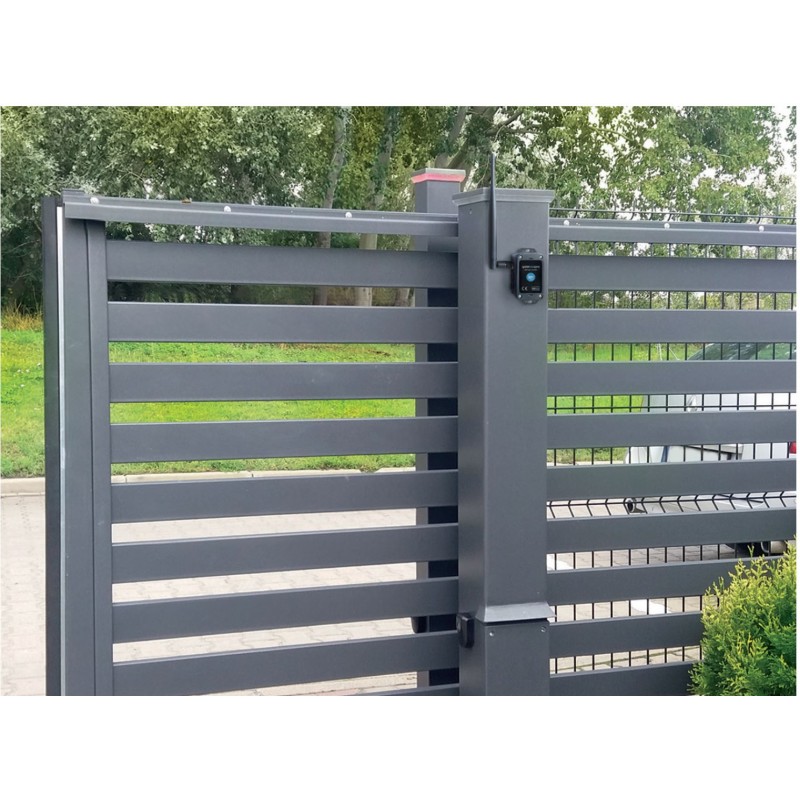 BleBox gateBoxPro: zdalne sterowanie bramą ogrodową przez smartfon. Widok bramy z interfejsem przyciskowym.