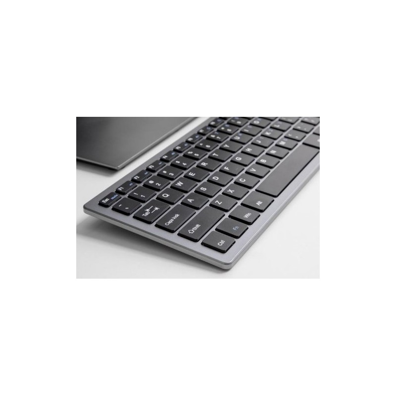 Klawiatura bezprzewodowa Kruger&Matz KB-100 z touchpadem - czarna klawiatura z srebrną obudową i skokiem klawiszy 3,2 mm.