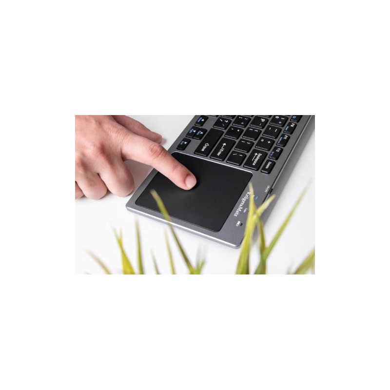 Klawiatura Kruger&Matz KB-100 z touchpadem – czarny trackpad w użyciu, idealna do pracy zdalnej.