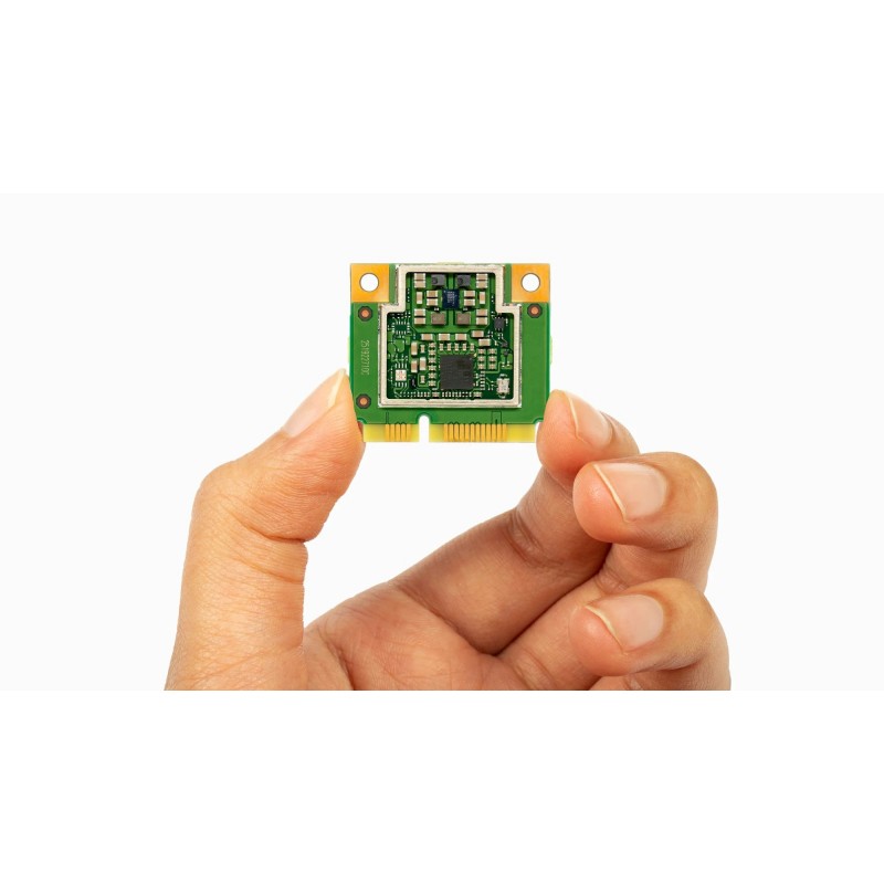 Google Coral Mini PCIe Accelerator – moduł AI Edge TPU do akceleracji TensorFlow Lite. Zielona płytka PCB w dłoni.