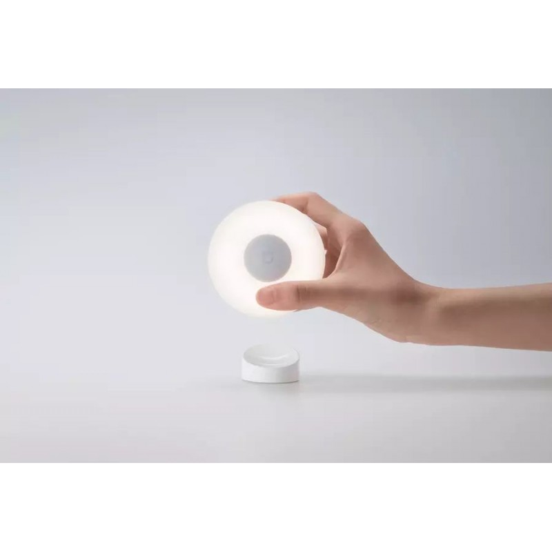 Xiaomi Mi Motion-Activated Night Light – lampka nocna Bluetooth z czujnikiem ruchu. Biała, okrągła konstrukcja idealna do domu.