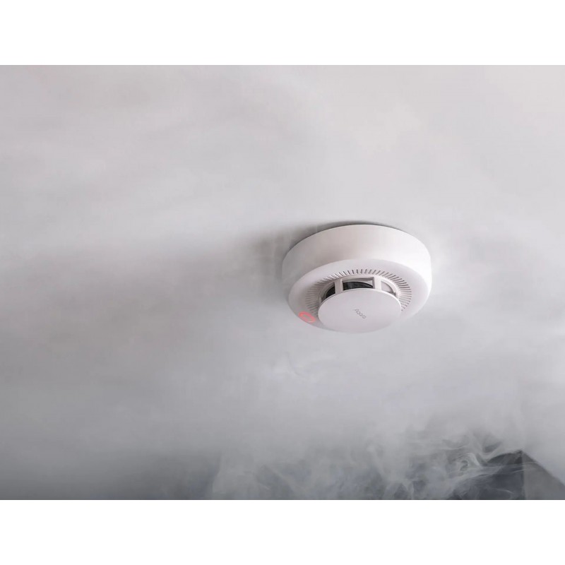 Aqara SD-S01D Czujnik Dymu - Zdjęcie Aqara SD-S01D czujnik dymu Zigbee – zdjęcie produktu na suficie, w obecności dymu. Wykrywanie dymu Xiaomi HomeKit.