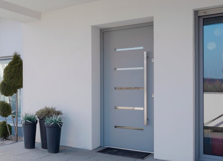 BleBox gateBox – nowoczesna brama wejściowa ze szkłem, idealna do domu. Szara metalowa konstrukcja z uchwytem.