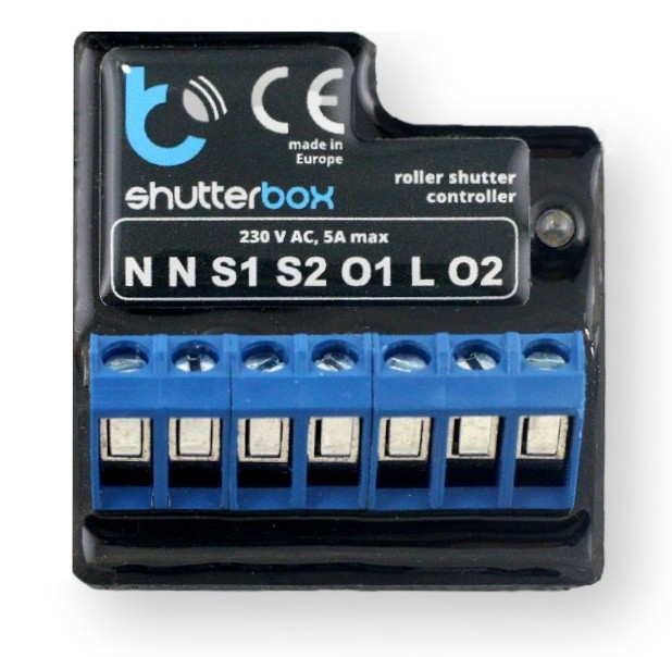 ShutterBox – kontroler rolet. Sterowanie roletami 230 V AC, 5A max. Czarny design, logo Shutterbox, znak CE, made in Europe.