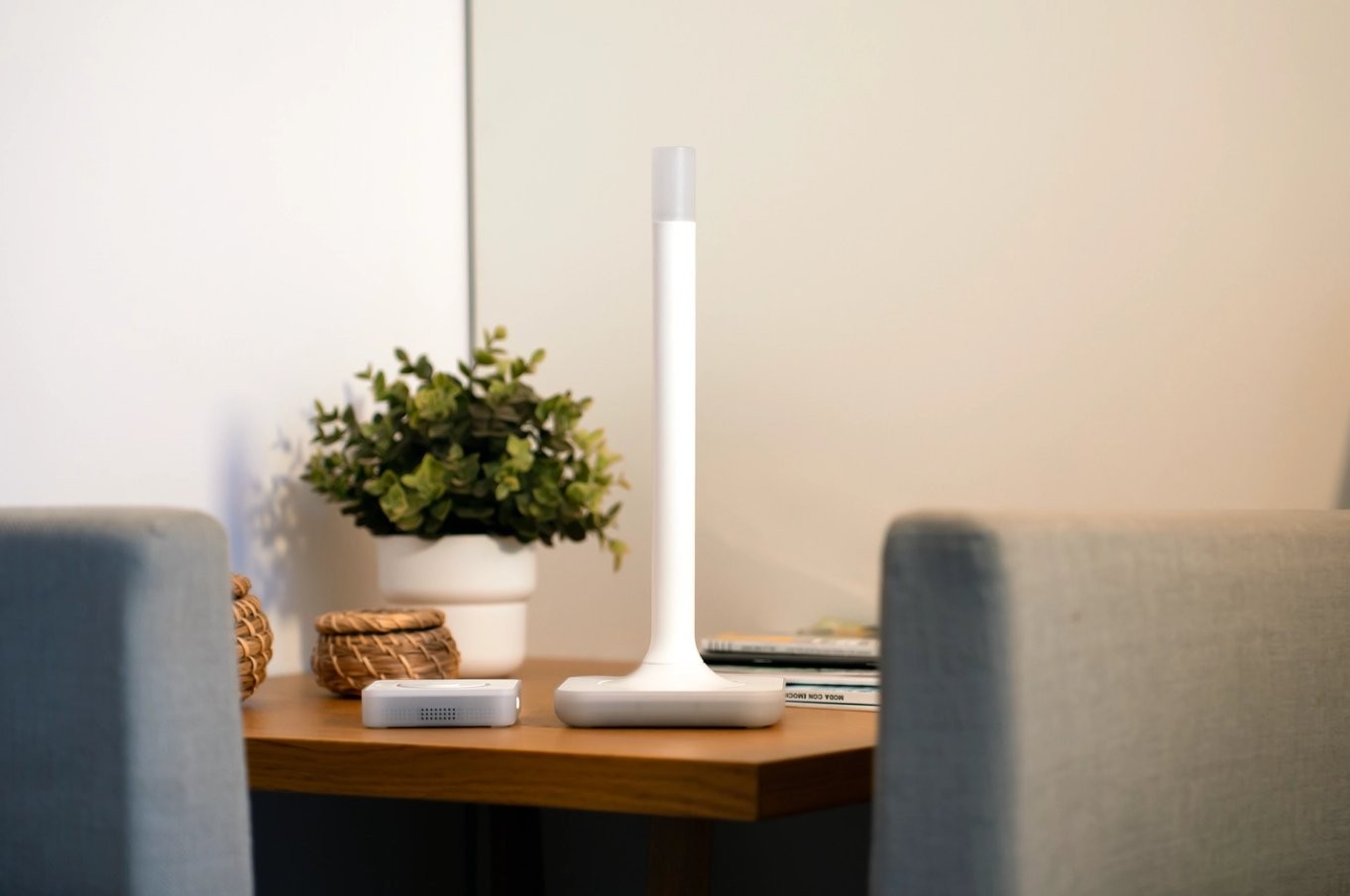 Home Assistant Connect ZWA-2 adapter USB – inteligentna lampa stołowa TRENDY na drewnianym stole w nowoczesnym wnętrzu.