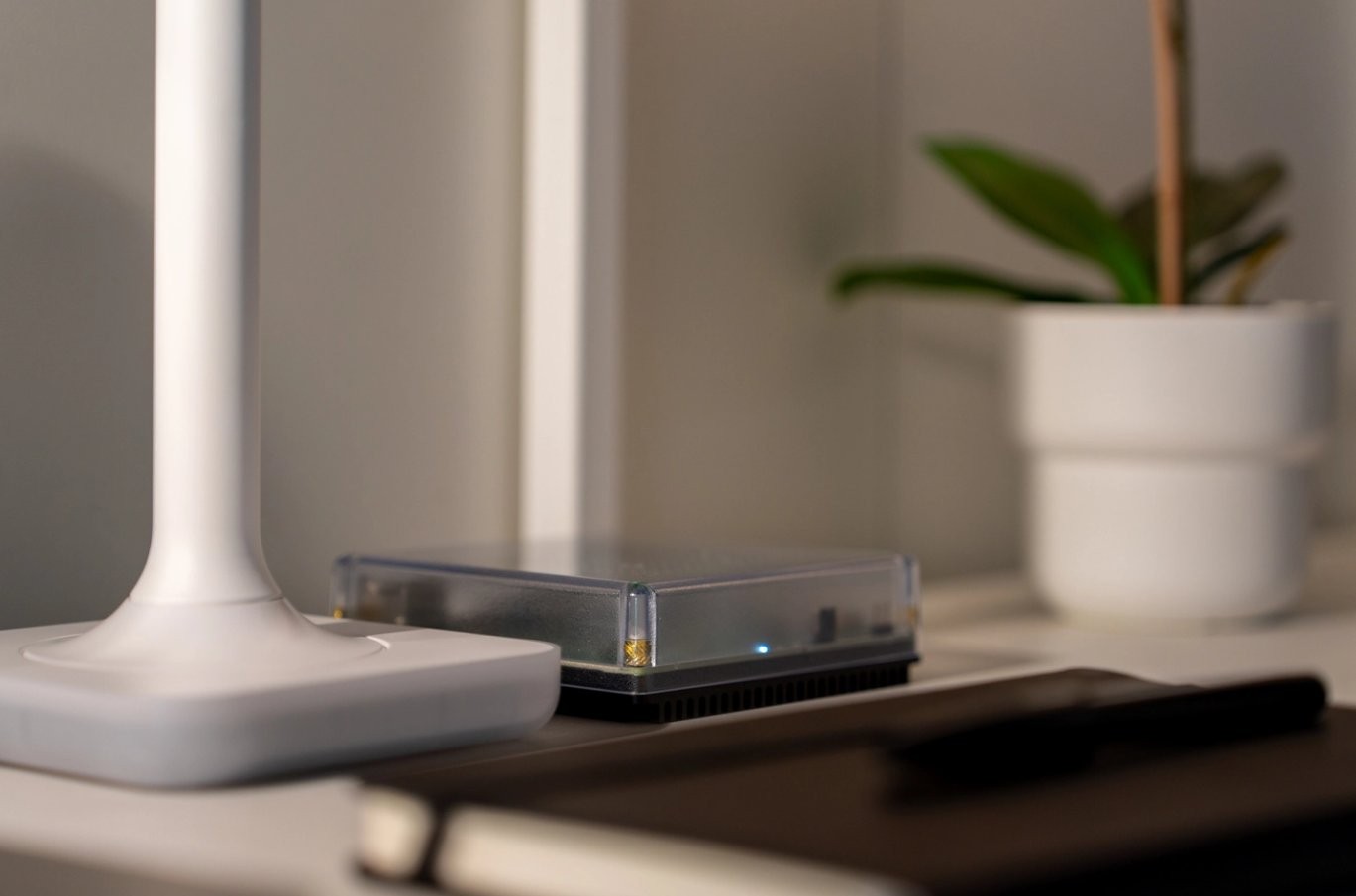 ZWA-2 adapter ZWave USB do Home Assistant Connect – urządzenie bez pudełka, widoczne na biurku.