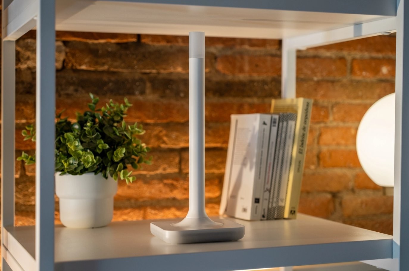 Lampa stojąca ZWA-2 – elegancki design, idealna do salonu lub sypialni. Nowoczesny wygląd pasujący do każdego wnętrza.