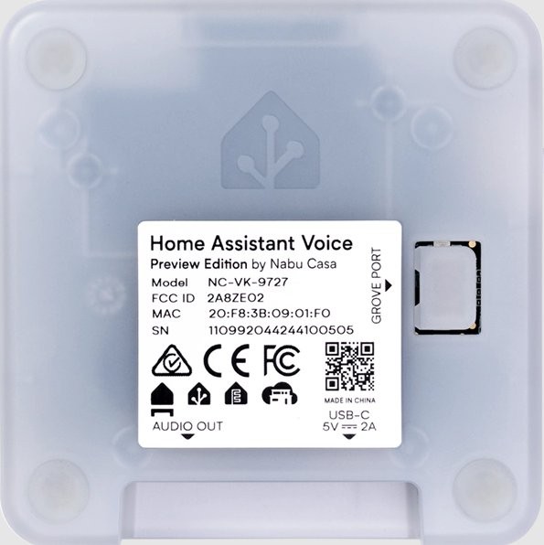 Home Assistant Voice Preview Edition by Nabu Casa Home Assistant Voice Preview Edition NC-VK-9727 – asystent głosowy, dane techniczne na etykiecie: model, MAC, SN, porty audio, USB-C i Grove.