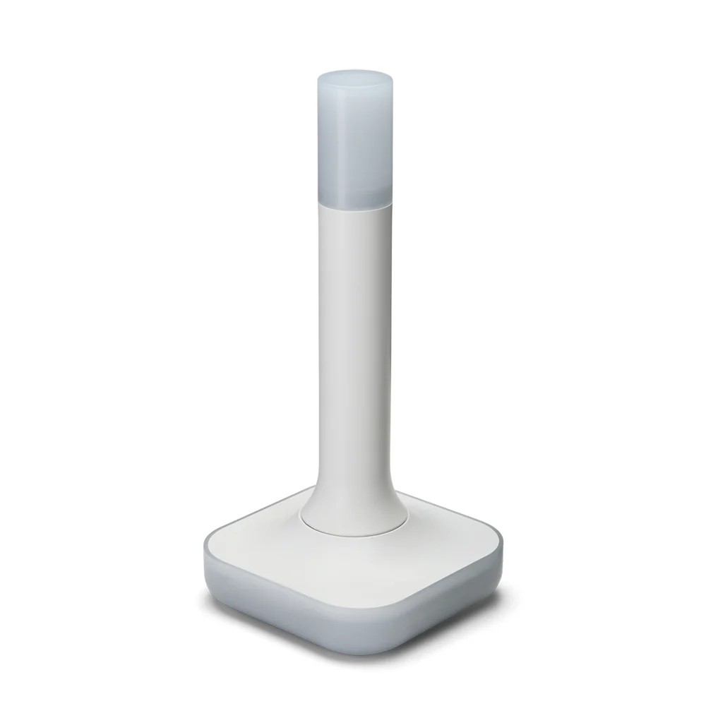 Biała lampa stołowa - minimalistyczny design, idealna do nowoczesnych wnętrz. Lampa bez opakowania na białym tle.