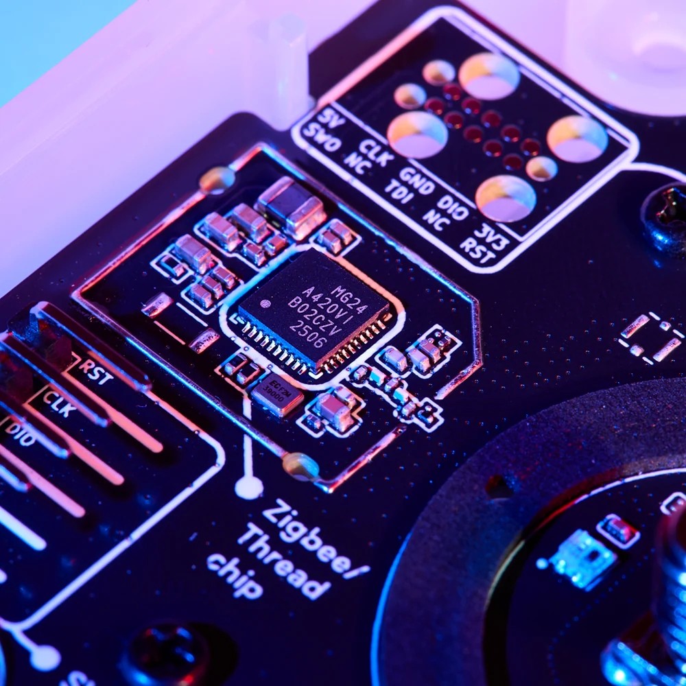 Home Assistant Connect ZBT-2 - adapter Zigbee/Thread USB. Widok płyty PCB z chipem M624, portami i oznaczeniami.
