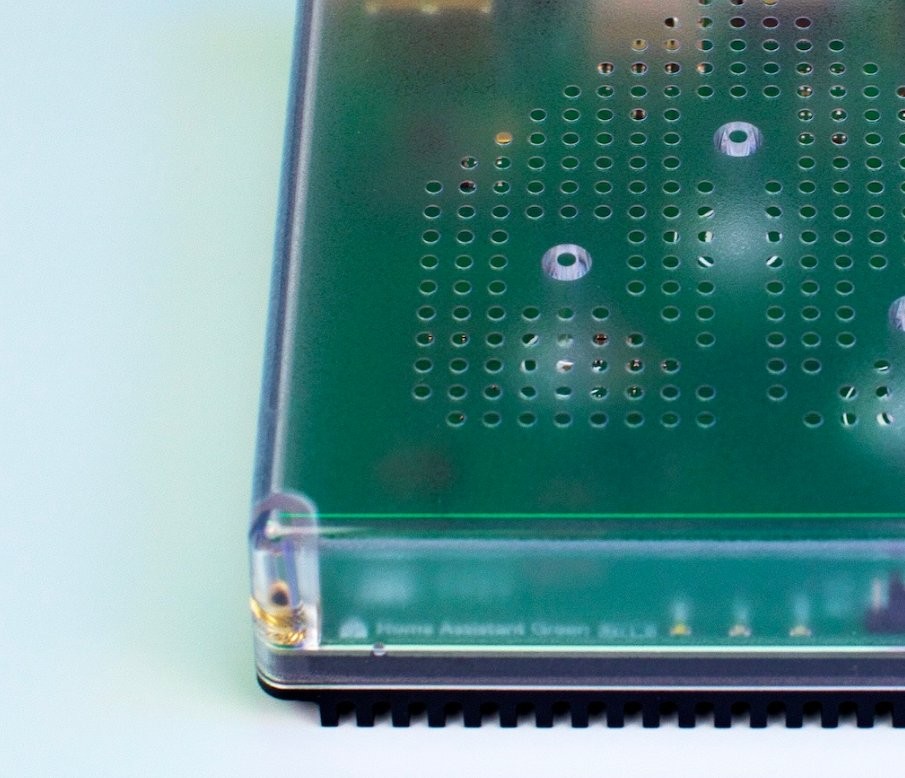Home Assistant Green BELL-2 - płyta PCB Płyta PCB Home Assistant Green BELL-2 – element SmartHome Hub NC-GREEN-1175 z zielonym podłożem i przezroczystą obudową.