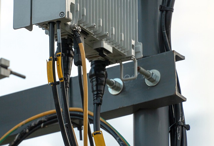 Shelly PRO 3EM – inteligentny przekaźnik WiFi z pomiarem energii podłączony do instalacji elektrycznej.