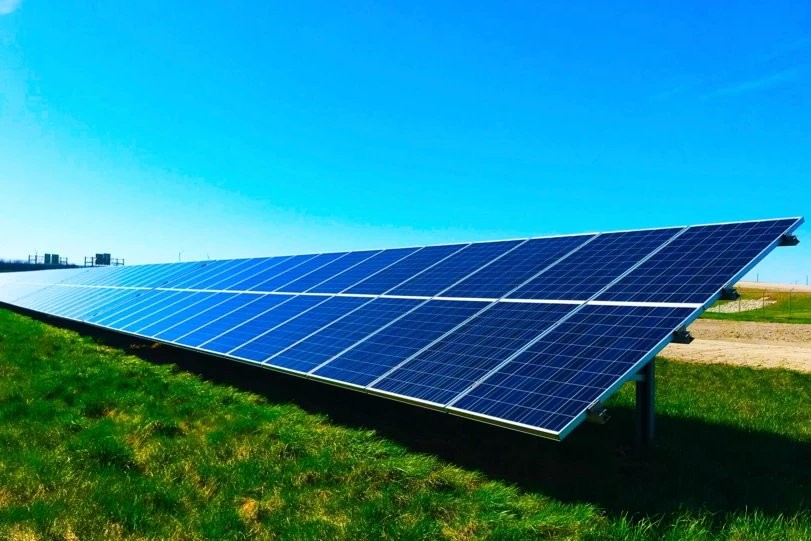 Panele fotowoltaiczne Shelly Add-on do Shelly Pro 3EM na zielonej łące – energia słoneczna dla Twojego domu.
