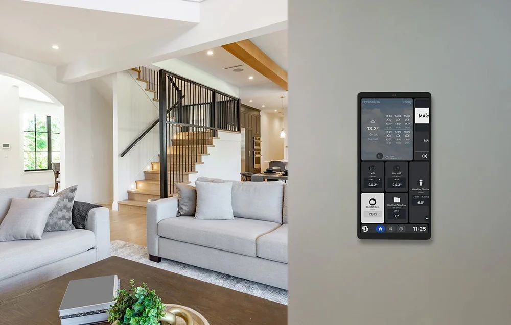 Shelly Wall Display X2I czarny - smart home hub Shelly Wall Display X2I Black – inteligentny ekran domowy na ścianie. Wyświetla temperaturę, pogodę i ustawienia systemu.