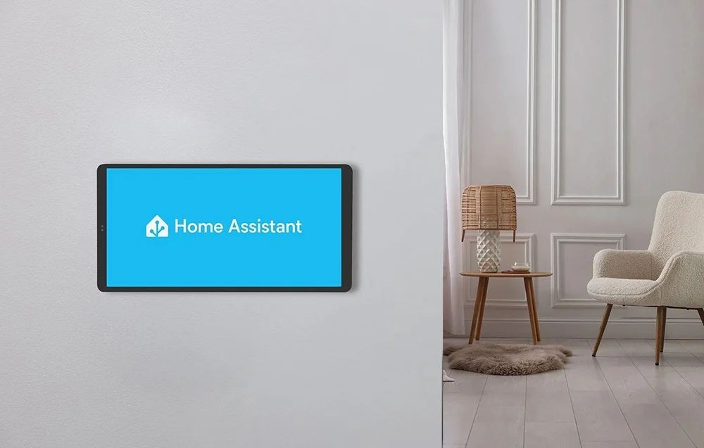 Shelly Wall Display X2I czujnik z Home Assistant Shelly Wall Display X2I Black – tablet do zarządzania inteligentnym domem, Home Assistant na niebieskim tle.