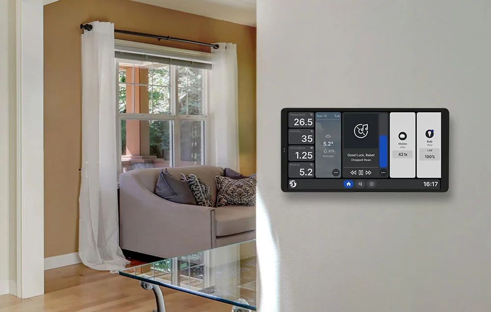 Shelly Wall Display X2I Black - aplikacja smart home Shelly Wall Display X2I Black – aplikacja sterująca domem, widok dashboardu z temperaturą, wilgotnością i statusem urządzeń.