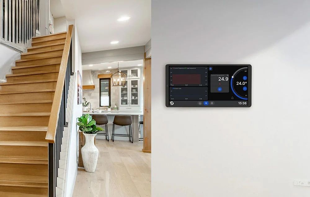 Shelly Wall Display X2I Black - panel sterowania Shelly Wall Display X2I Black – czarny ekran sterowania smart home na ścianie. Wyświetla temperaturę, godzinę i pozwala zarządzać urządzeniami.
