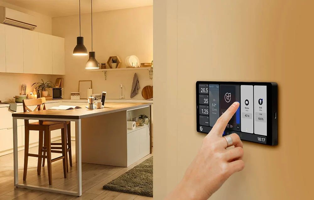 Shelly Wall Display X2I Black - sterowanie smart home Shelly Wall Display X2I Black – inteligentny ekran domowy w czarnym wykonaniu. Sterowanie dotykowe, wyświetlanie temperatury i ustawień.