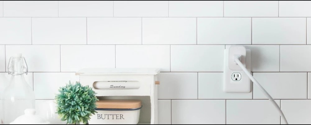 Aqara Smart Plug EU - inteligentna wtyczka Inteligentne gniazdo Aqara Smart Plug EU – biała wtyczka w gnieździe, nowoczesny design.