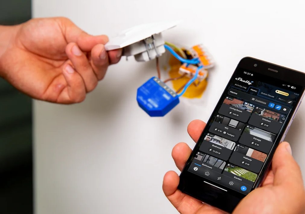 Shelly 1 Gen4 – sterownik Zigbee/Matter w ścianie, montaż obok gniazda. Aplikacja Shelly na telefonie.