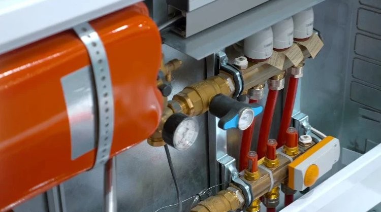 Shelly 1 Gen4 – sterownik Zigbee/Matter w instalacji grzewczej z pompą ciepła, zbiornikiem i czujnikami.
