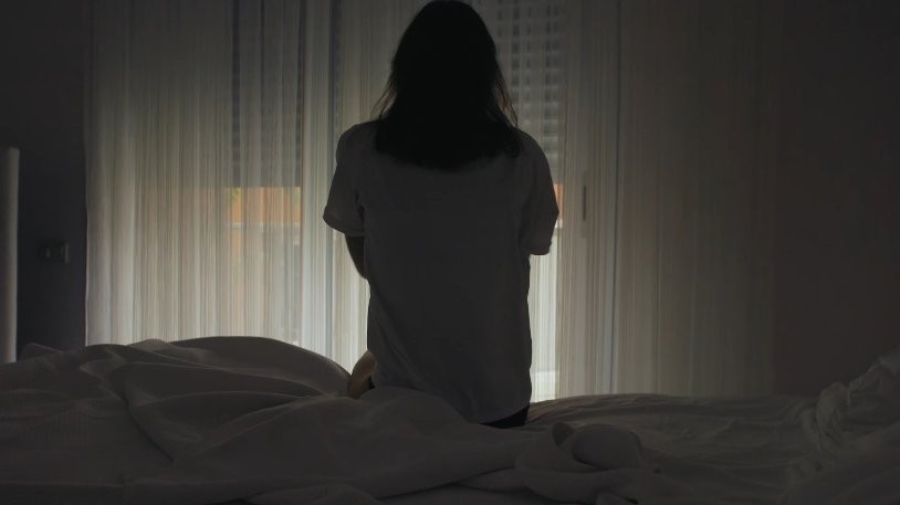 Shelly 2PM Gen3 – scena z oświetlonym pokojem Sylwetka osoby siedzącej w oświetlonym pokoju - atmosfera spokoju i relaksu, idealna do inteligentnego domu.