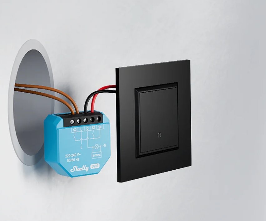 Shelly 1L Gen3 WiFi - moduł i przycisk Shelly 1L Gen3 WiFi – moduł sterujący Shelly Gen2 zamontowany na ścianie, podłączony do przycisku.