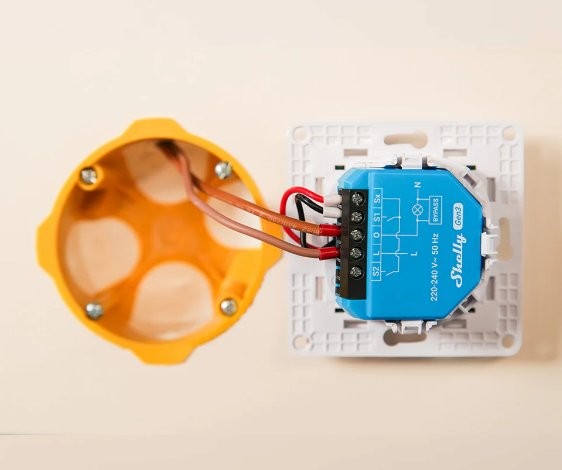 Shelly 1L Gen3 WiFi - moduł sterowania Shelly 1L Gen3 WiFi – błękitny moduł sterujący w obudowie, gotowy do montażu. Czujnik światła i temperatury.