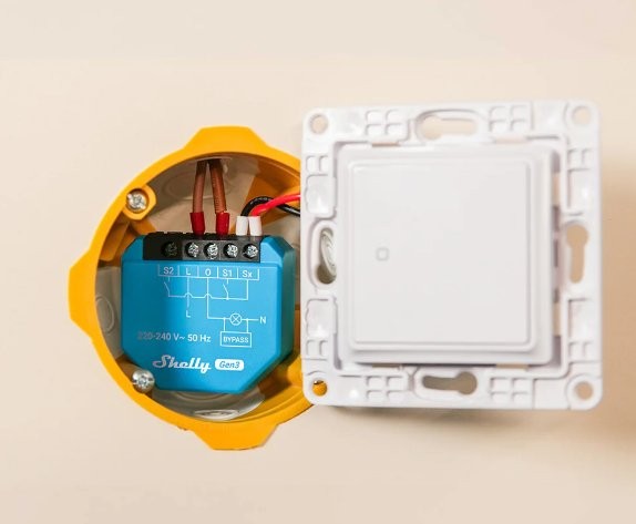 Shelly 1L Gen3 WiFi - schemat instalacji Shelly 1L Gen3 WiFi – biały przełącznik LED i moduł sterujący Shelly Gen3 w kabinie elektrycznej. Schemat podłączenia.