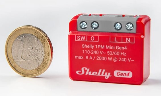 Shelly 1PM Mini Gen4 - Sterownik Zigbee/Matter Shelly 1PM Mini Gen4 – sterownik Zigbee/Matter, czerwony moduł obok euro. Napięcie 110-240V, 8A / 2000W.