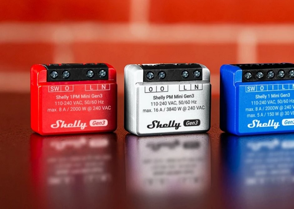 Shelly 1 Mini Gen3 - przekaźnik WiFi Shelly 1 Mini Gen3 – trzy przekaźniki WiFi do smart home: czerwony, srebrny, niebieski. Sterowanie urządzeniami domowymi.