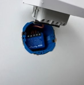 Shelly 1 Mini Gen3 - instalacja Shelly 1 Mini Gen3 – montaż w ścianie. Kabel zasilający podłączony do obudowy D-Link.