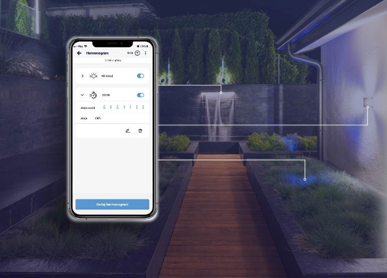BleBox switchBoxT PRO: smartfon w aplikacji Harmonogram steruje oświetleniem ogrodu, zdalne zarządzanie światłem.