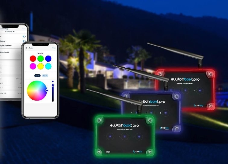 SwitchBot Pro – inteligentne wtyczki do sterowania oświetleniem. Trzy urządzenia w różnych kolorach, aplikacja na smartfonie.