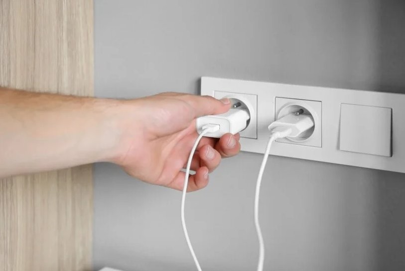 Shelly 1 PM Gen4 - ładowarka USB Shelly 1 PM Gen4 – sterownik Zigbee/Matter, ładowanie USB w gniazdku elektrycznym. Inteligentna automatyka domowa.