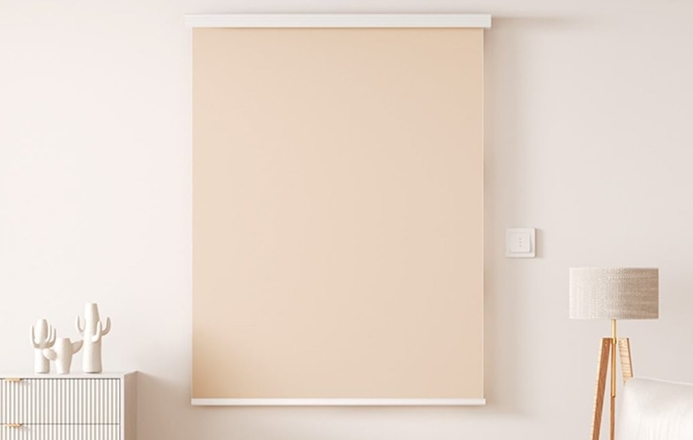 SONOFF MINI-ZBRBS – inteligentny przełącznik ZigBee SONOFF MINI-ZBRBS - inteligentny przełącznik ZigBee w nowoczesnym salonie z beżową roletą.
