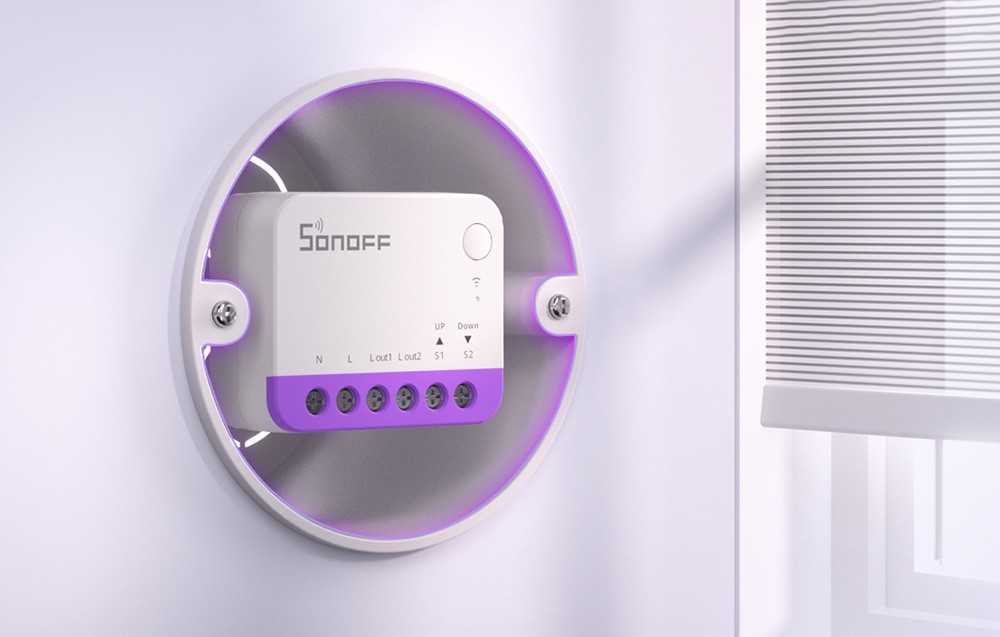 Sonoff MINI-RBS - Inteligentny Przełącznik WiFi SONOFF MINI-RBS – inteligentny przełącznik WiFi. Biało-fioletowy design, logo Sonoff, przycisk i oznaczenia portów.