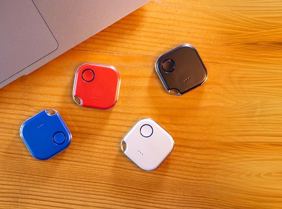 Shelly Blu Button1 - cztery Apple AirTagi w kolorach czerwonym, niebieskim, białym i czarnym
