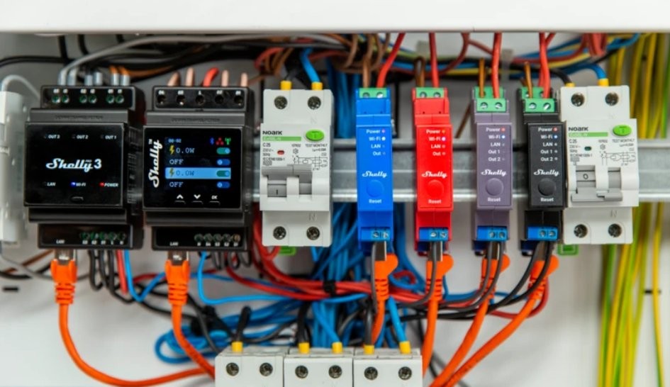 Shelly Pro Dimmer 1PM zestaw sterowników Zestaw modułów sterujących Shelly Pro Dimmer 1PM w szafie elektrycznej