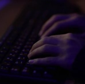 Osoba pracująca przy komputerze Praca przy komputerze w nastrojowym świetle